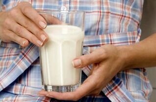 A girl loses weight on kefir